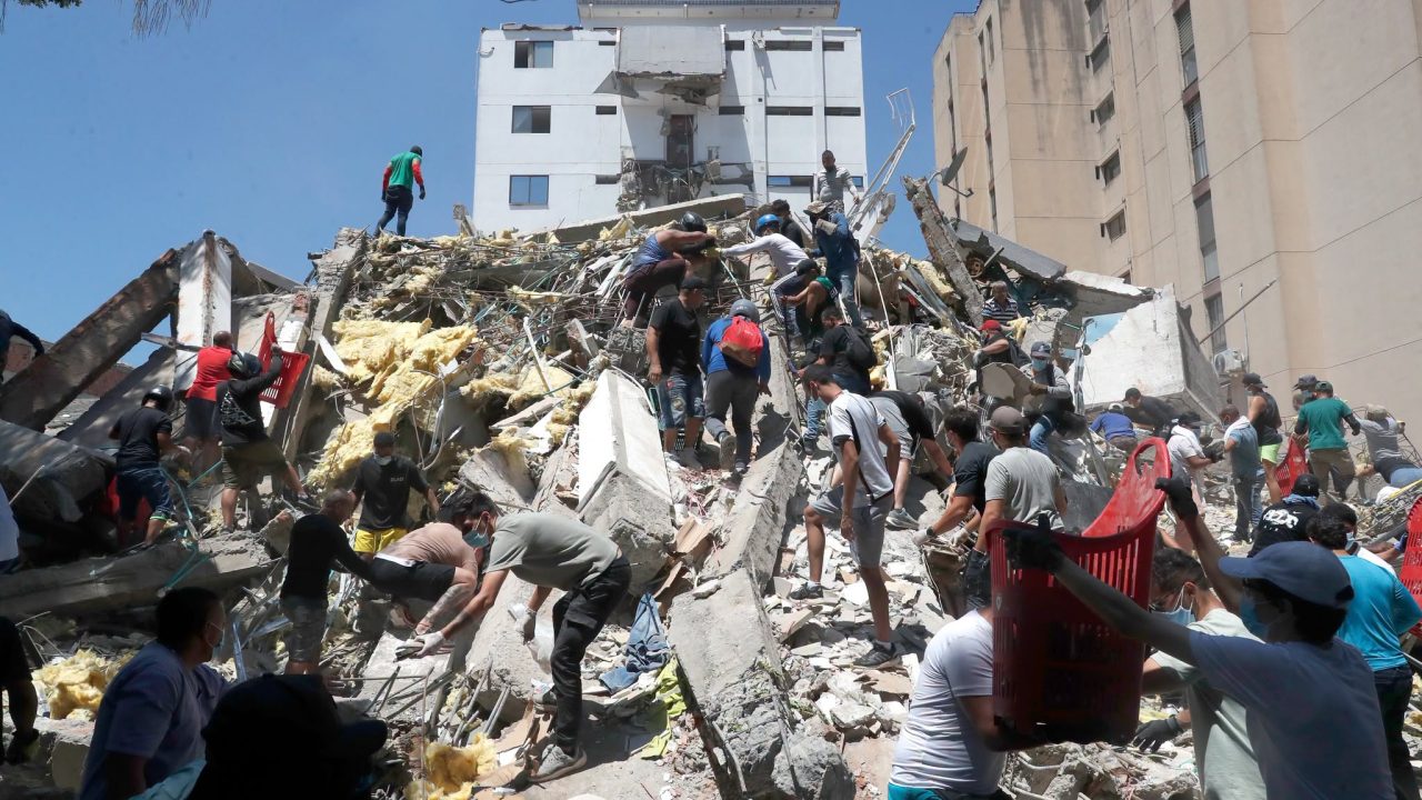 AME7694. CALI (COLOMBIA), 10/08/2026.- Integrantes del cuerpo de Bomberos de Cali y civiles buscan entre los escombros de edificaciones colapsadas por el terremoto de magnitud 7,4 que sacudió esta mañana el país, este lunes en Cali (Colombia). Al menos 27 personas murieron en el departamento del Valle del Cauca, lo que eleva a 51 la cifra de fallecidos por el sismo en todo el territorio nacional. EFE/ Ernesto Guzmán Jr